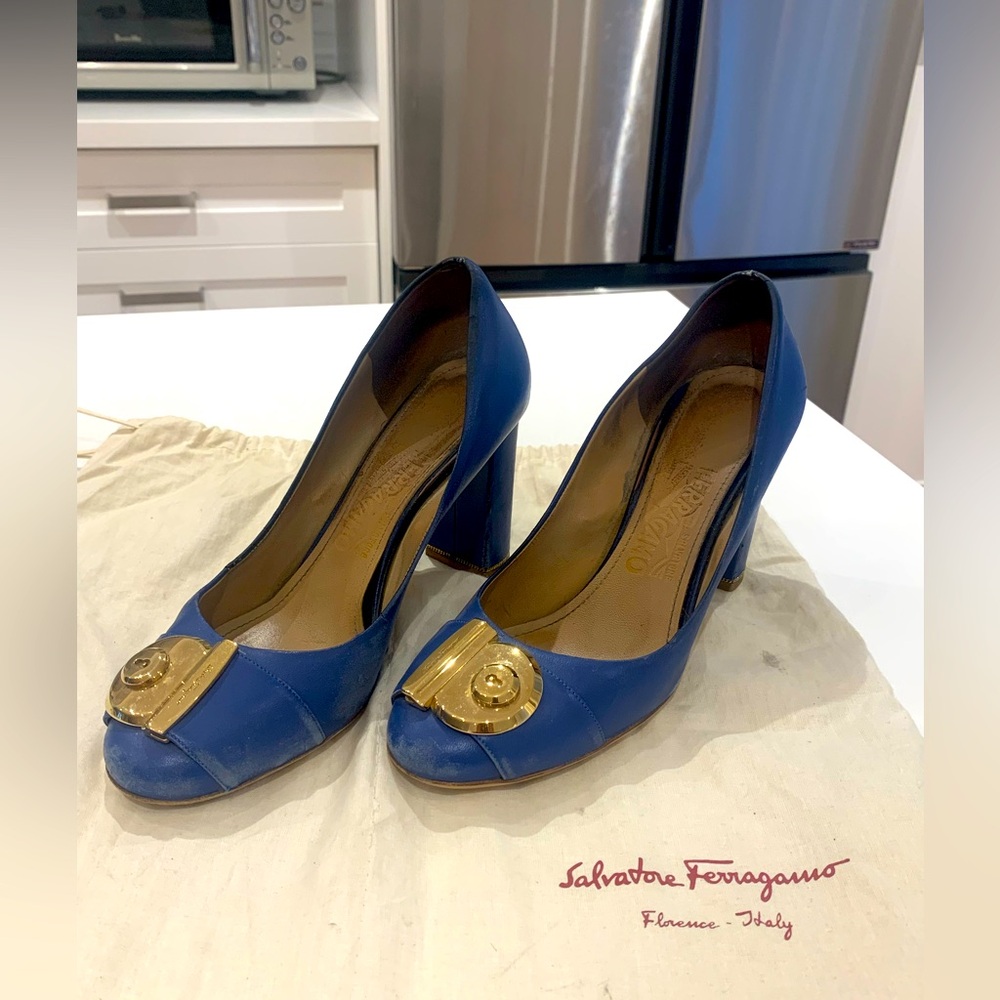 💙 Preloved Salvatore Ferragamo Leather Blue Heels with Gold Detail Size 7.5 💙